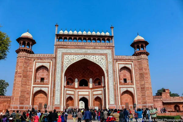 Agra, Uttar Pradesh / Hindistan - Aralık 2019: Tac Mahal 'deki tesis ve mezarlar (Namaaz)