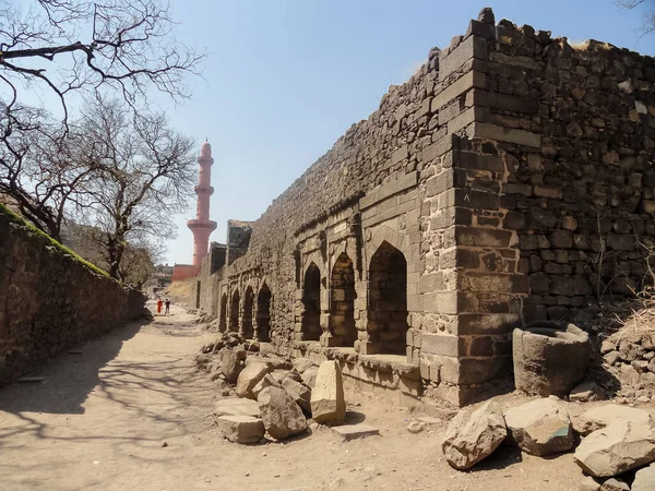 Aurangabad, Maharashtra / Hindistan - Kasım 2018: Hindistan 'ın Aurangabad kentindeki Daulatabad Kalesi' nin tarihi manzarası