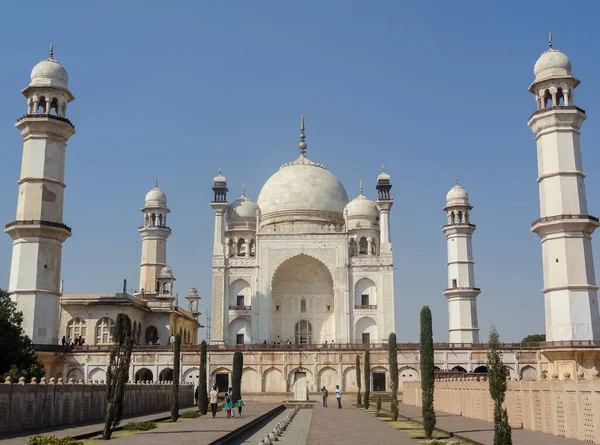 Aurangabad, Maharasthtra / Hindistan - Şubat 2018: Bibi ka maqbara 'nın mermerden yapılmış ünlü mimarisi. Taj Mahal bu binanın bir kopyası.
