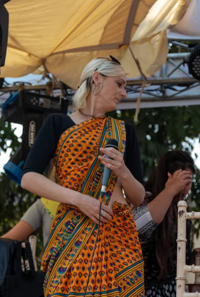 Gaziabad, Uttar Pradesh / Hindistan - Şubat 2020: Cazibe parıltısı. canlı müzik, moda ve dinsel ibadet ya da iskon rath yatra sırasında Tanrı Krishna