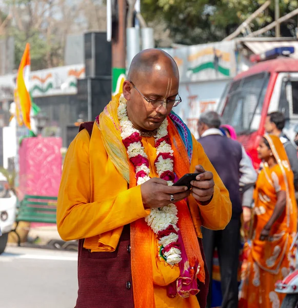 Gaziabad, Uttar Pradesh / Hindistan - Şubat 2020: Cazibe parıltısı. canlı müzik, moda ve dinsel ibadet ya da iskon rath yatra sırasında Tanrı Krishna