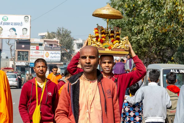 Gaziabad, Uttar Pradesh / Hindistan - Şubat 2020: Cazibe parıltısı. canlı müzik, moda ve dinsel ibadet ya da iskon rath yatra sırasında Tanrı Krishna