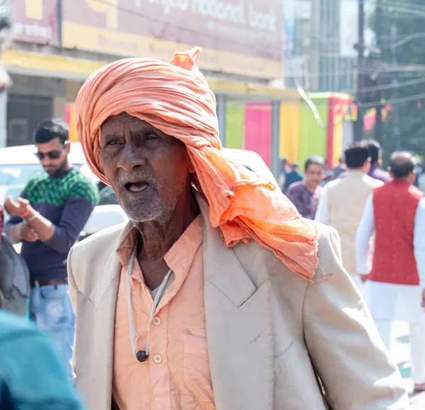 Gaziabad, Uttar Pradesh / Hindistan - Şubat 2020: Cazibe parıltısı. canlı müzik, moda ve dinsel ibadet ya da iskon rath yatra sırasında Tanrı Krishna