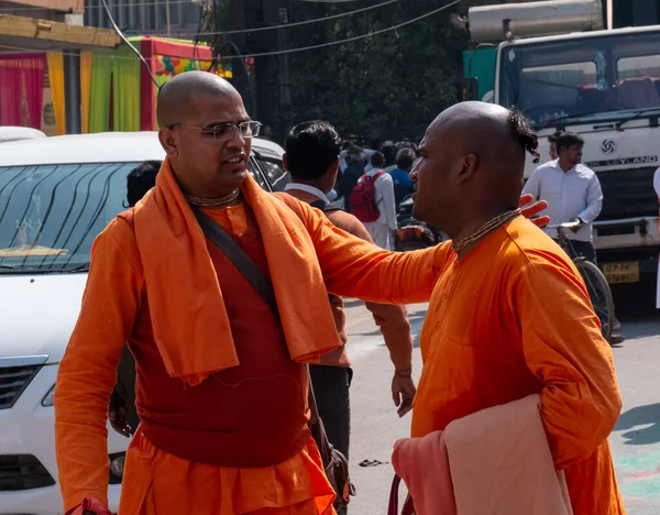 Gaziabad, Uttar Pradesh / Hindistan - Şubat 2020: Cazibe parıltısı. canlı müzik, moda ve dinsel ibadet ya da iskon rath yatra sırasında Tanrı Krishna