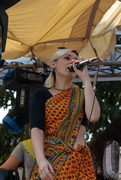 Gaziabad, Uttar Pradesh / Hindistan - Şubat 2020: Cazibe parıltısı. canlı müzik, moda ve dinsel ibadet ya da iskon rath yatra sırasında Tanrı Krishna