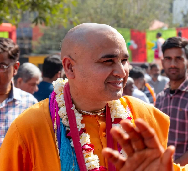 Gaziabad, Uttar Pradesh / Hindistan - Şubat 2020: Cazibe parıltısı. canlı müzik, moda ve dinsel ibadet ya da iskon rath yatra sırasında Tanrı Krishna