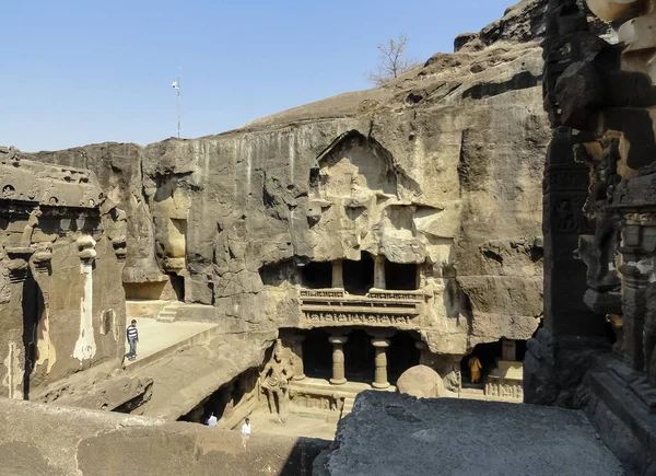Aurangabad, Maharashtra / Hindistan - Ekim 2019: Ellora mağaralarındaki taşların mimari görüşü. Ayrıca ünlü ve unesco mirası anıtı altında.