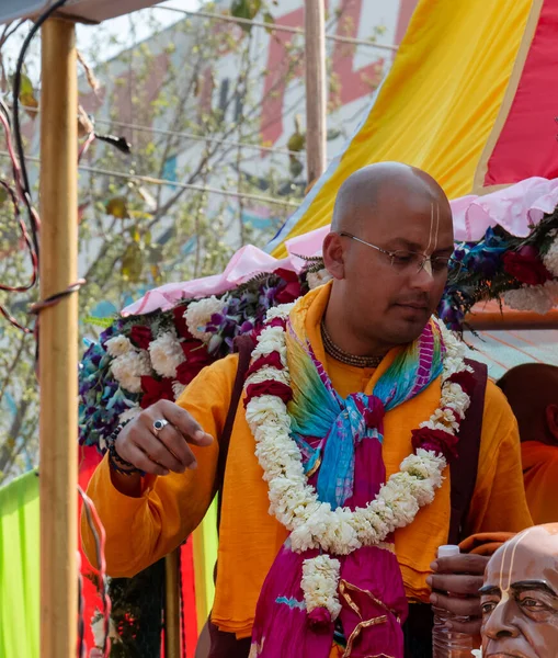 Gaziabad, Uttar Pradesh / Hindistan - Şubat 2020: Cazibe parıltısı. canlı müzik, moda ve dinsel ibadet ya da iskon rath yatra sırasında Tanrı Krishna