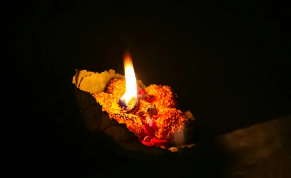 Peregrinos Oferecendo Flores Flutuantes Velas Acesas Para Rio Ganges Rishikesh — Fotografia de Stock