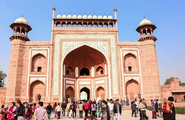 Agra, Uttar Pradesh / Hindistan - Aralık 2019: Tac Mahal 'deki tesis ve mezarlar (Namaaz)