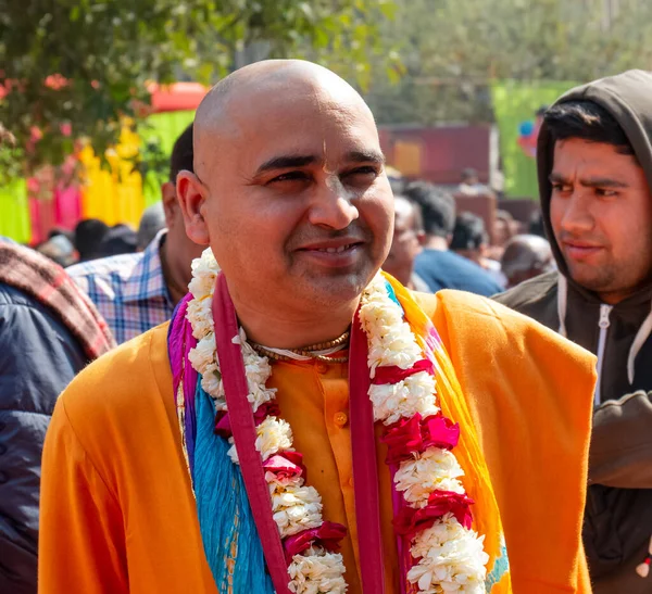 Gaziabad, Uttar Pradesh / Hindistan - Şubat 2020: Cazibe parıltısı. canlı müzik, moda ve dinsel ibadet ya da iskon rath yatra sırasında Tanrı Krishna