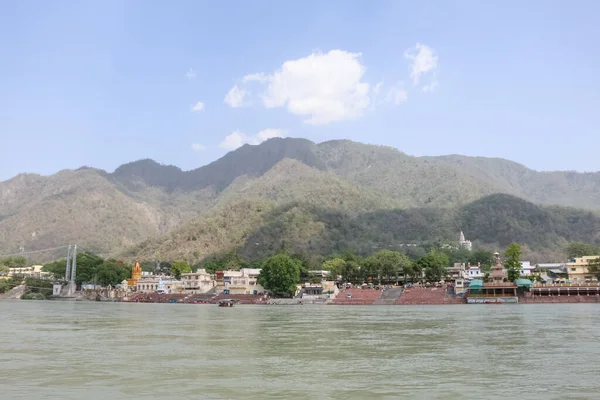 Rishikesh, Uttarakhand / Hindistan - Şubat 2020: Nehir çeteleri, ghatlar ve müshil jhula 'nın manzarası ve Rishikesh' teki dağlar