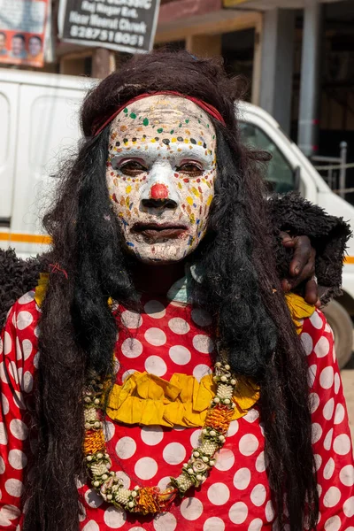 Gaziabad, Uttar Pradesh / Hindistan - Şubat 2020: Cazibe parıltısı. canlı müzik, moda ve dinsel ibadet ya da iskon rath yatra sırasında Tanrı Krishna