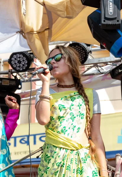 Gaziabad, Uttar Pradesh / Hindistan - Şubat 2020: Cazibe parıltısı. canlı müzik, moda ve dinsel ibadet ya da iskon rath yatra sırasında Tanrı Krishna