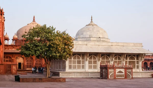 Salim Chishti Dargah Fatehpur Sikri, Hindistan 'daki Jama Mescidi' nde. Cami 1648 yılında İmparator Şah Cihan tarafından inşa edildi.