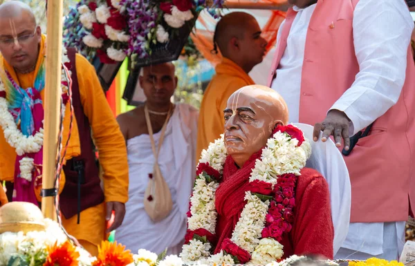 Gaziabad, Uttar Pradesh / Hindistan - Şubat 2020: Cazibe parıltısı. canlı müzik, moda ve dinsel ibadet ya da iskon rath yatra sırasında Tanrı Krishna