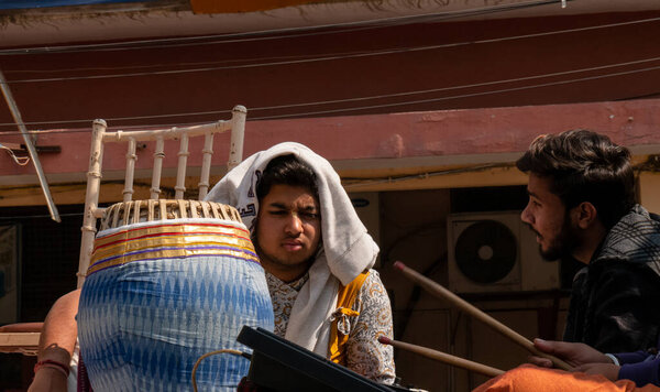 Газиабад, Уттар-Прадеш / Индия - февраль 2020 года: всплеск гламура. живая музыка, мода и преданное поклонение или владыка Кришны во время исконной ратха-ятры
