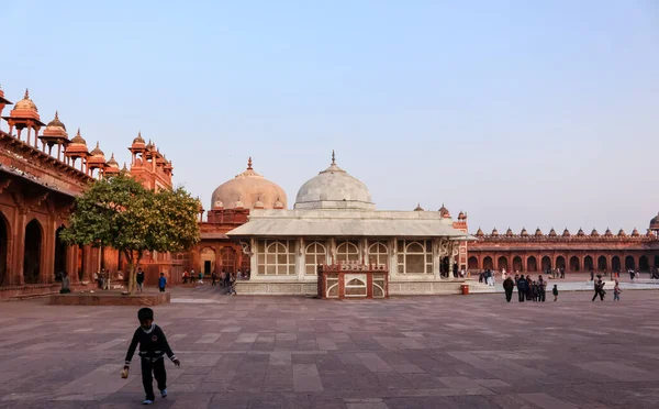 Salim Chishti Dargah Fatehpur Sikri, Hindistan 'daki Jama Mescidi' nde. Cami 1648 yılında İmparator Şah Cihan tarafından inşa edildi.