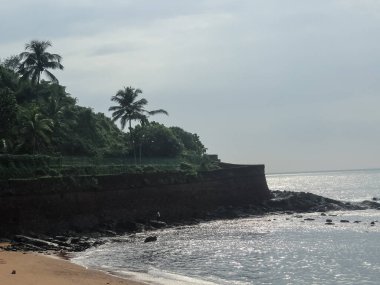 Karamsar gökyüzü ve turistlerle dolu Goa plajlarının manzarası