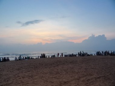 Karamsar gökyüzü ve turistlerle dolu Goa plajlarının manzarası