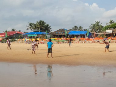 Karamsar gökyüzü ve turistlerle dolu Goa plajlarının manzarası