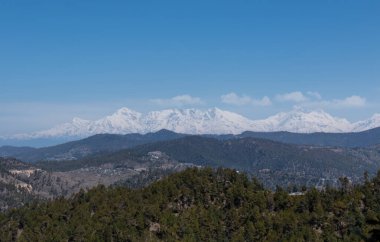Karlar dağları kapladı. Manzaralı manzara. Utrakhand 'deki dağ katmanlarıyla.