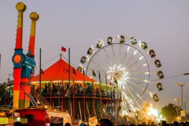 Gaziabad, Uttar Pradesh / Hindistan - Ekim 2019: Hindistan 'da yıllık dussehra fuarında dönme dolap turu