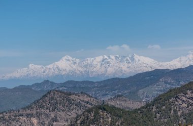 Karlar dağları kapladı. Manzaralı manzara. Utrakhand 'deki dağ katmanlarıyla.