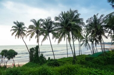 Karamsar gökyüzü ve turistlerle dolu Goa plajlarının manzarası