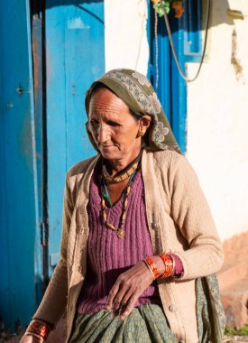 Hils, Mukteshwar, Uttarakhand, Hindistan 'dan yaşlı Hintli kadın portresi