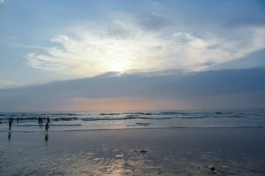 Karamsar gökyüzü ve turistlerle dolu Goa plajlarının manzarası