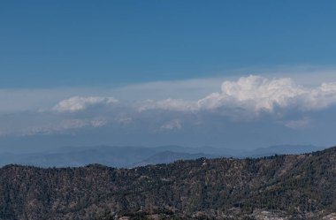 Karlar dağları kapladı. Manzaralı manzara. Utrakhand 'deki dağ katmanlarıyla.
