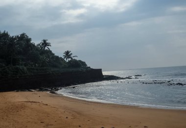 Karamsar gökyüzü ve turistlerle dolu Goa plajlarının manzarası