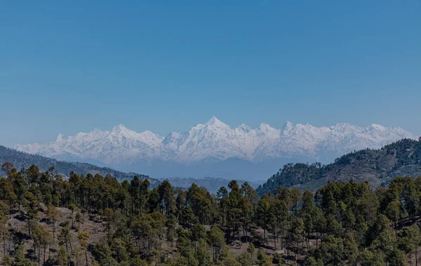 Karlar Dağları Kapladı Manzaralı Manzara Utrakhand Deki Dağ Katmanlarıyla — Stok fotoğraf