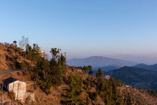 Karlar Dağları Kapladı Manzaralı Manzara Utrakhand Deki Dağ Katmanlarıyla — Stok fotoğraf