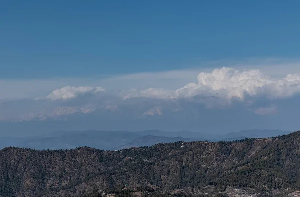 Neve Coberto Montanhas Vista Panorâmica Com Camadas Montanhas Uttrakhand — Fotografia de Stock