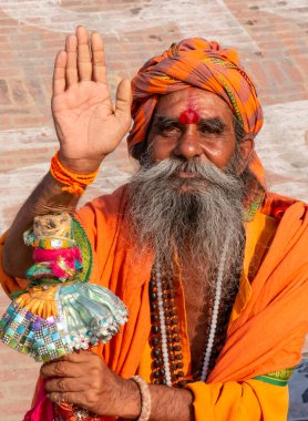 Varanasi, Uttar Pradesh / Hindistan - Nisan 2019: Varanasi sokaklarında Hint sadhu baba 'nın (Hint keşişi) portresi