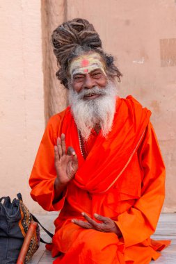 Varanasi, Uttar Pradesh / Hindistan - Nisan 2019: Varanasi sokaklarında Hint sadhu baba 'nın (Hint keşişi) portresi