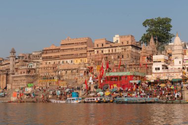 Varanasi Ghatları. Hindistan, Varanasi 'de Ganj Nehri' nde Boat 'larla renkli Dasashwamedh ghat