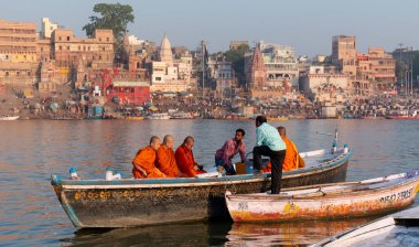 Varanasi, Uttar Pradesh / Hindistan - Nisan 2019: Hint Budist Keşişi Varanasi 'deki Ganj Nehri' nde övünerek geziyor