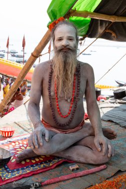 Varanasi, Uttar Pradesh / Hindistan - Nisan 2019: Varanasi sokaklarında Hint sadhu baba 'nın (Hint keşişi) portresi