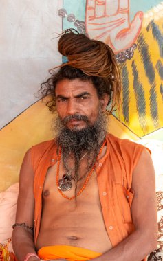 Varanasi, Uttar Pradesh / Hindistan - Nisan 2019: Varanasi sokaklarında Hint sadhu baba 'nın (Hint keşişi) portresi