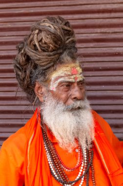 Varanasi, Uttar Pradesh / Hindistan - Nisan 2019: Varanasi sokaklarında Hint sadhu baba 'nın (Hint keşişi) portresi