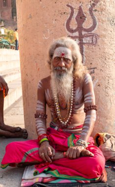 Varanasi, Uttar Pradesh / Hindistan - Nisan 2019: Varanasi sokaklarında Hint sadhu baba 'nın (Hint keşişi) portresi