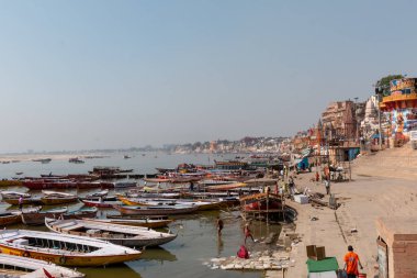 VARANASI, UTTAR PRADESH / INDIA - Nisan 2019: Varanasi Ghatları yakınlarındaki Ganj Nehri 'nde gezinen tekneler 