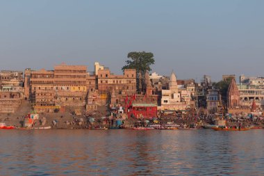 Varanasi Ghatları. Hindistan, Varanasi 'de Ganj Nehri' nde Boat 'larla renkli Dasashwamedh ghat