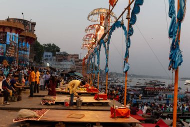 VARANASI, UTTAR PRADESH / INDIA - Nisan 2019: Hint halkı ghat yakınlarındaki Varanasi sokaklarında ayinler düzenliyor ve geziniyor