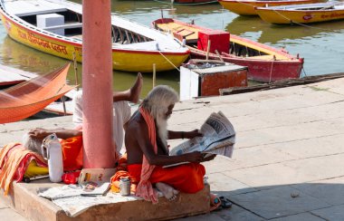 Varanasi, Uttar Pradesh / Hindistan - Nisan 2019: Varanasi sokaklarında Hint sadhu baba 'nın (Hint keşişi) portresi
