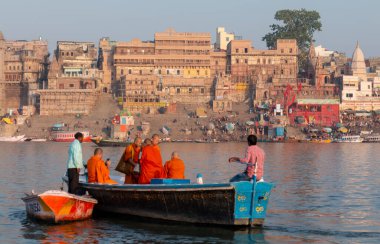 Varanasi, Uttar Pradesh / Hindistan - Nisan 2019: Hint Budist Keşişi Varanasi 'deki Ganj Nehri' nde övünerek geziyor