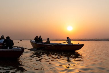 VARANASI, UTTAR PRADESH / INDIA - Nisan 2019: Varanasi Ghatları yakınlarındaki Ganj Nehri 'nde gezinen tekneler 